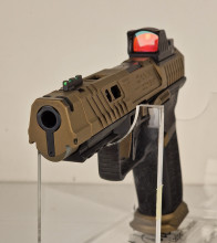 Photo 20260819_111126.jpg Pistolet CANIK TTI Combat Cal 9x19 + malette + point rouge